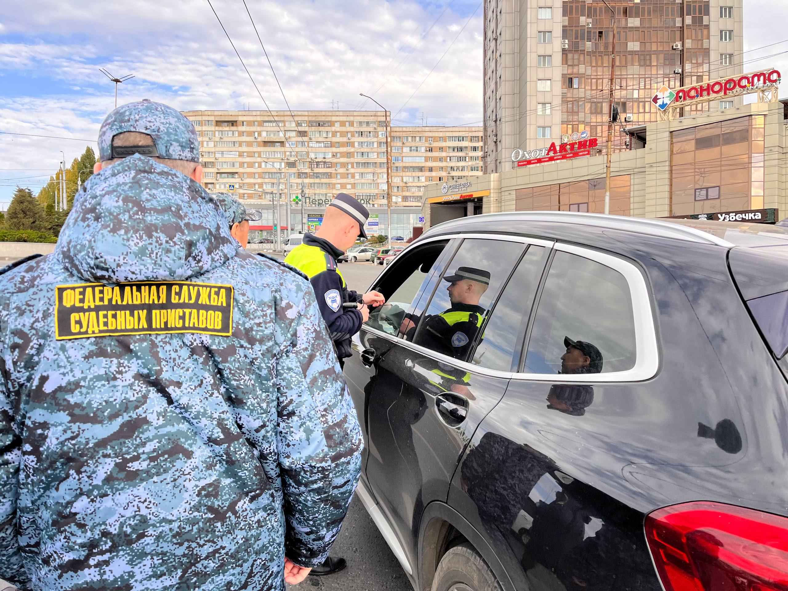 Саратовца заставили выплатить 43 штрафа супруги прямо у въезда в город